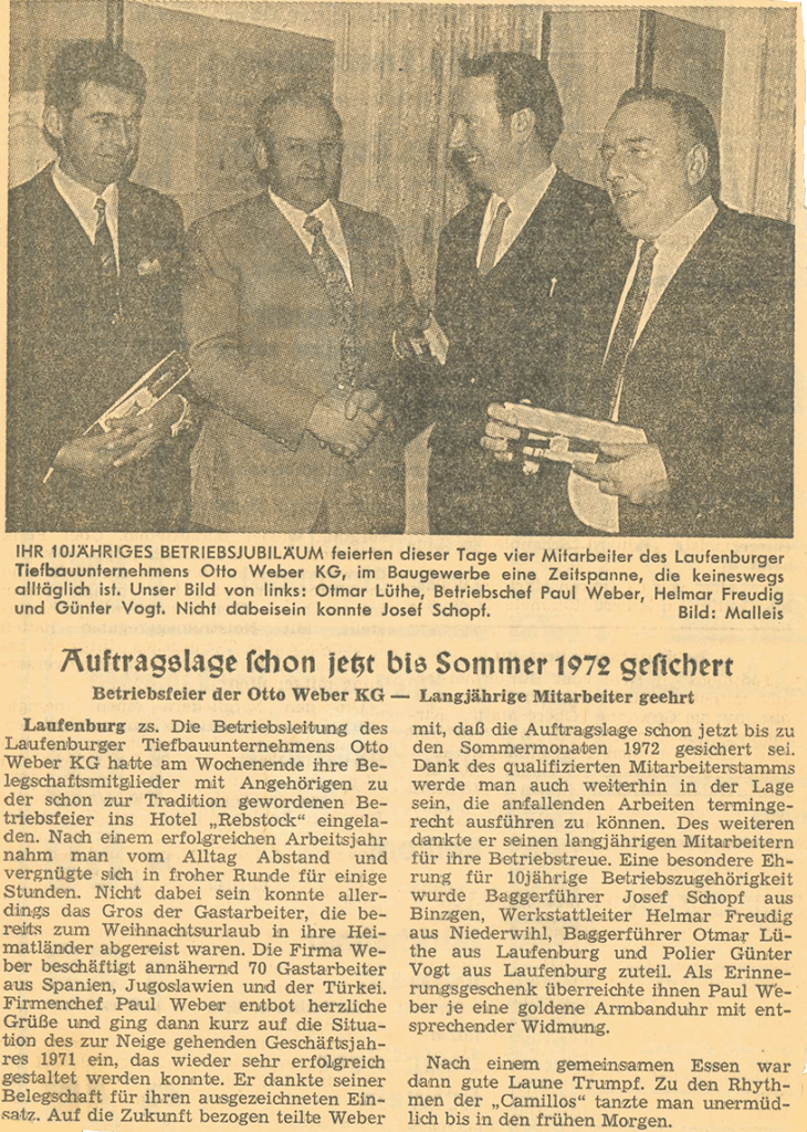 Mitarbeiter der Otto Weber KG feiern das 10-jährige Betriebsjubiläum in einer festlichen Runde.
